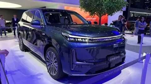 Geely  2025 — foto 1