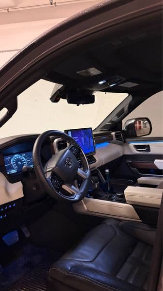 Toyota Sequoia 2023 — 3